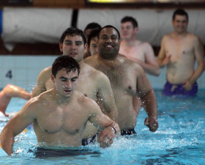 James Olds leads the Steamers through a pool session at GT Aquatics in the week-off between rounds. Picture: BEN EYLES