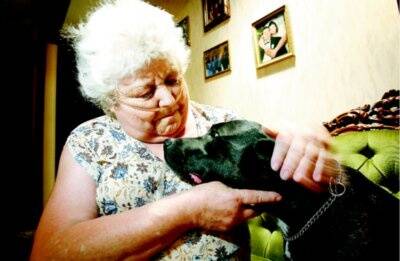 l Patricia Welsh with Smithy, the dog who helps her battle obstructive pulmonary disease. Picture: MATTHEW SMITHWICK
