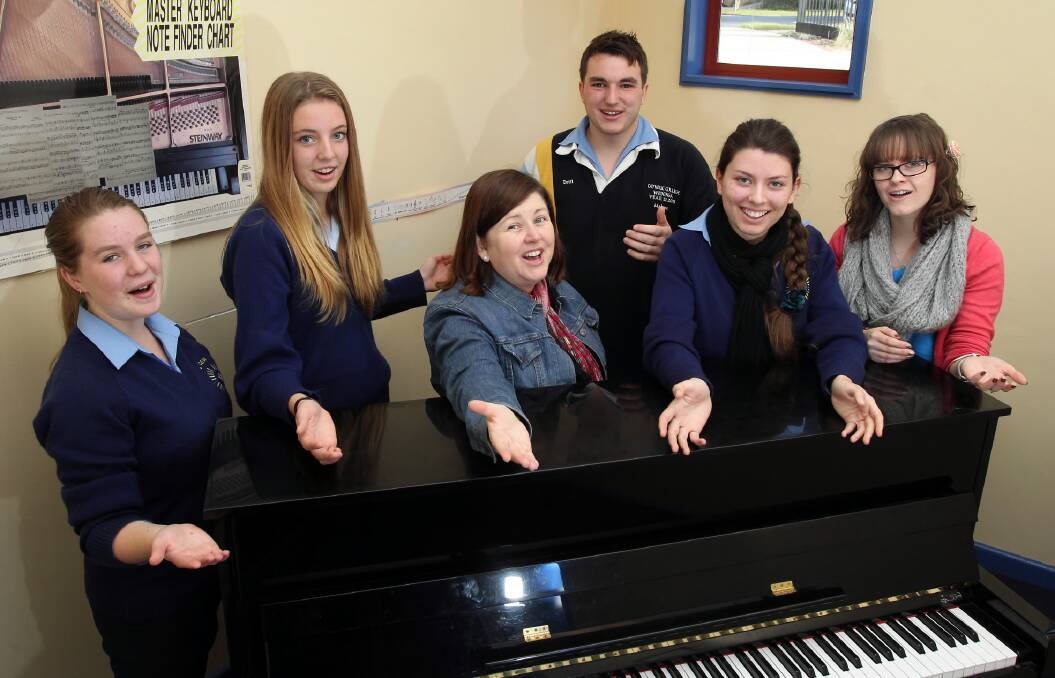 Catholic College Wodonga’s Nikki Irvine 14, Ella Taig 15, director of music Fiona Dyball, Ben Siditi 17, Jayden Schrickker 16, and class assistant Catherine Webb prepare the choir to sing in support of Katie Noonan tomorrow night. Picture: MARK JESSER