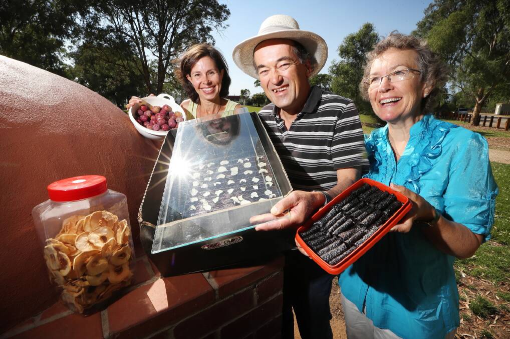 Nana-technology co-ordinator Lizette Salmon learns some food dehydrating tips from Beechworth’s Charlie and Fay Robinson. Picture: JOHN RUSSELL