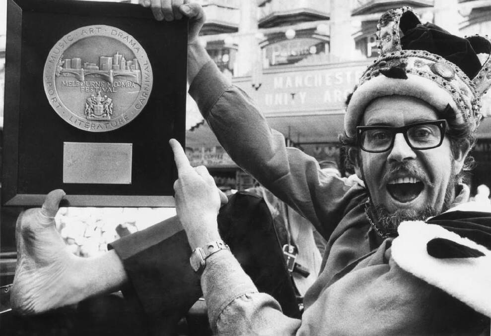1975 - The King of Moomba, Rolf Harris, displays the special plaque commemorating his reign as Moomba King. Photo: Peter Mayoh