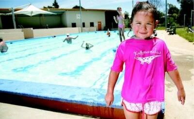 l Lara Belci, 4, escapes yesterday’s heat with a dip in the Beechworth pool, reopened this summer. Picture: GLENN HENDERSON