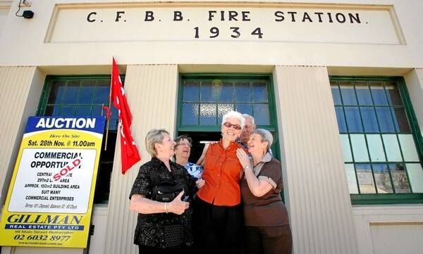 l Cheryl Dowse is congratulated on buying the old Rutherglen fire station by family members Carol McLennan, Marlene Rankin, Reg Edwards and Elaine Studham. Picture: KYLIE GOLDSMITH