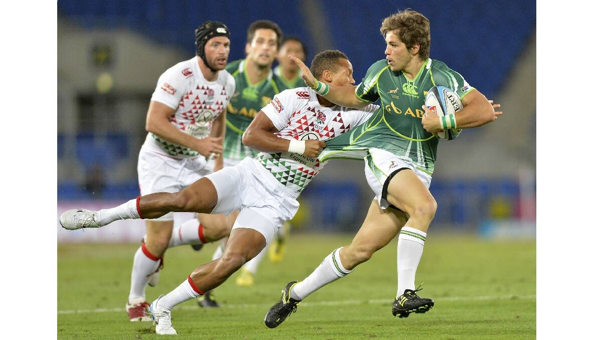 Steven Hunt of South Africa attempts to break away from the defence during the Gold Coast Sevens round one match between England and South Africa. Photo: Getty Images.