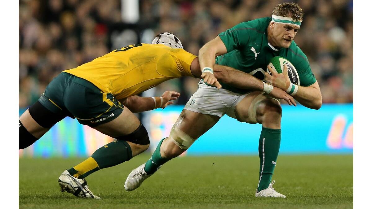 Ben Mowen of Australia tries to tackle Jamie Heaslip of Ireland during the International match between Ireland and Australia. Photo: Getty Images.