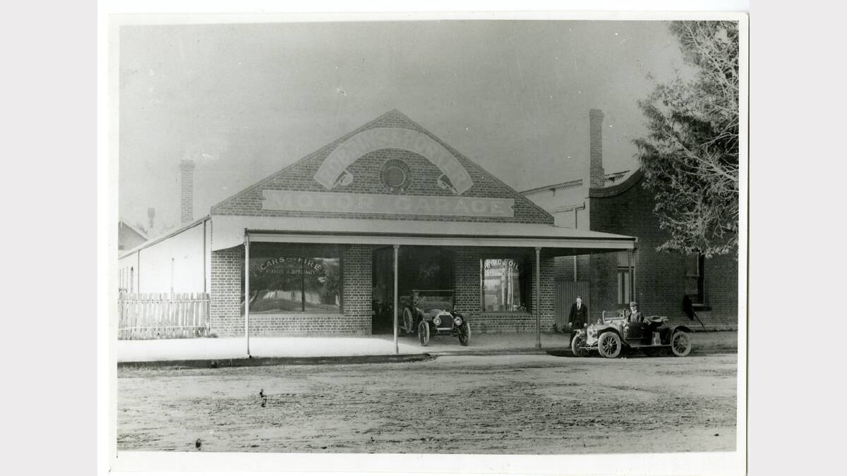 1911 photograph of the Robbins and Porter Motor Garage in Kiewa Street, Albury. Two open tourers, drivers and a man standing on the footpath. Partial view of Crawford's Coach Terminal on the right. Picture: ALBURYCITY COLLECTION