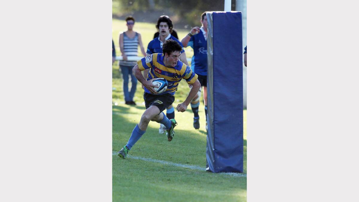 Steamers' Richard Manion on his way to scoring a try.