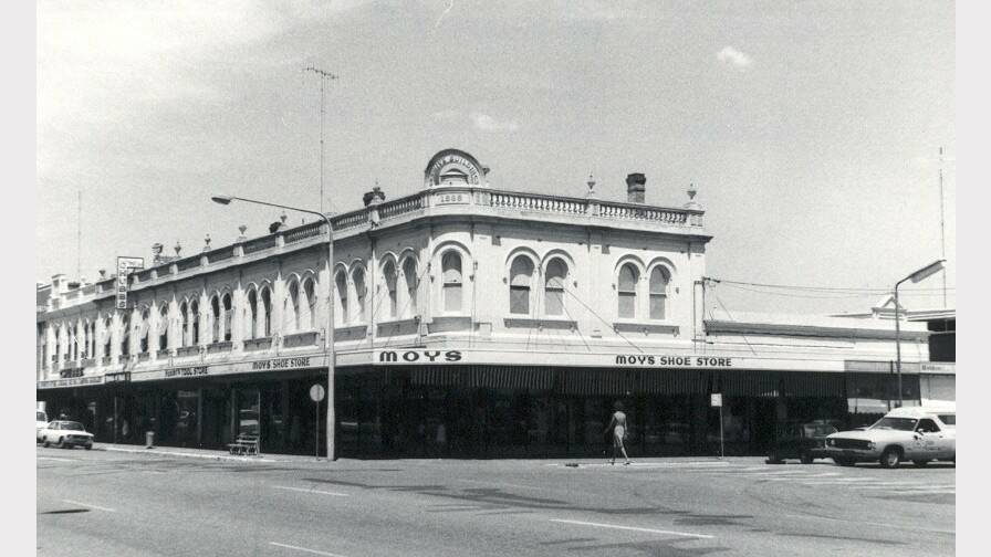 Beehive Corner, with Moys Shoe Shop closed in 1980s.