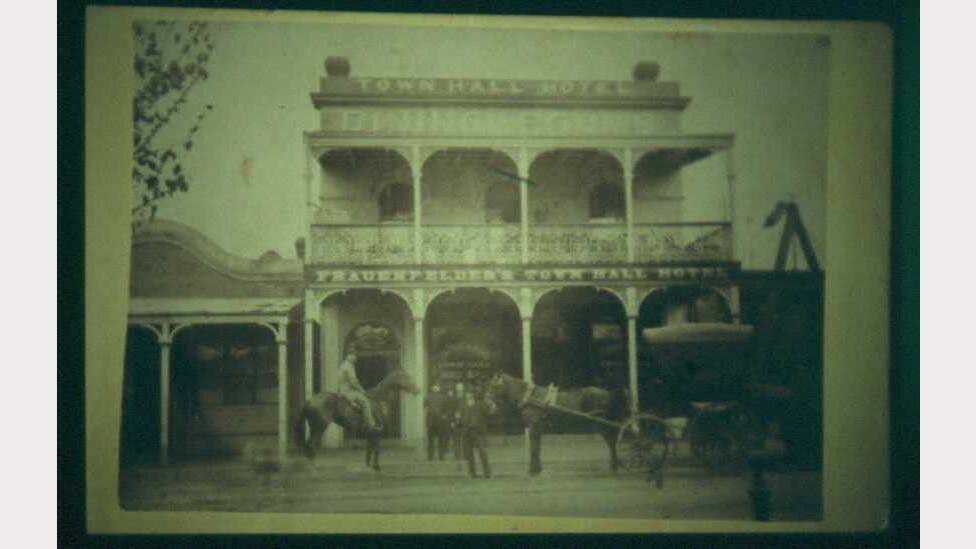 The Town Hall Hotel, now site of Bendigo Bank, in 19th century.