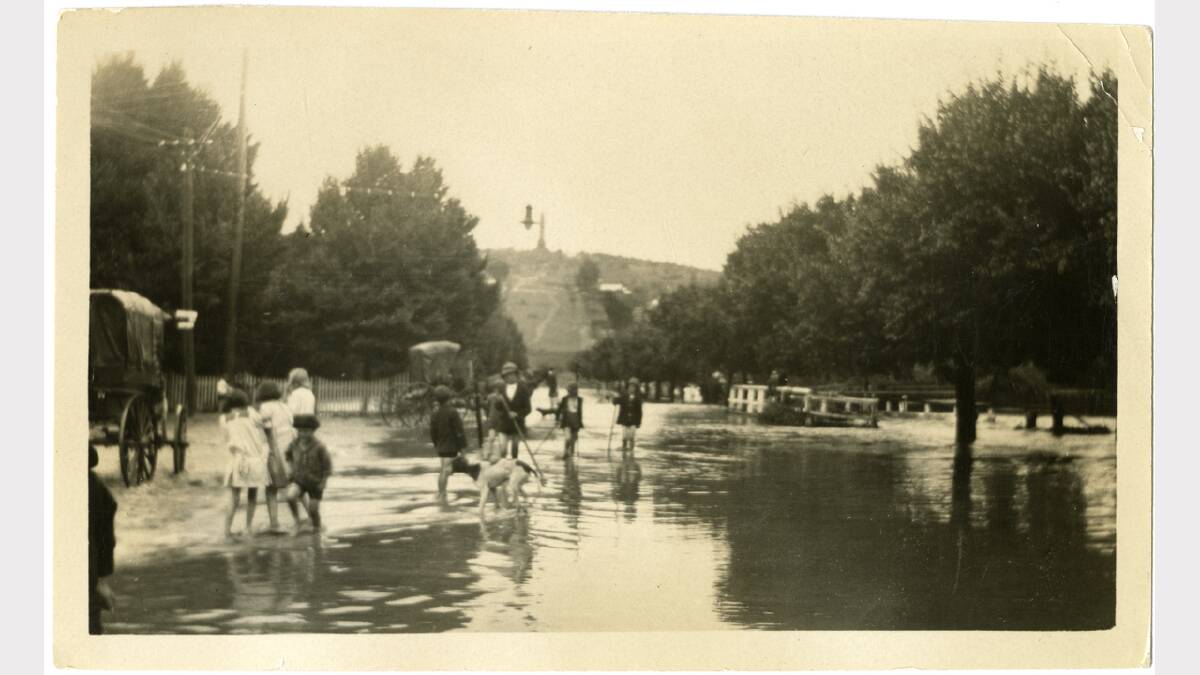 1924 photograph of western end of Dean Street under water. The Albury War Memorial is visible in the background. The bridge over the Bungambawartha Creek is in the middle distance on the right. Picture: ALBURYCITY COLLECTION