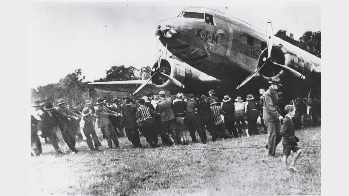 Albury residents help with pulling the Uiver DC-2 out of the mud at Albury airport.