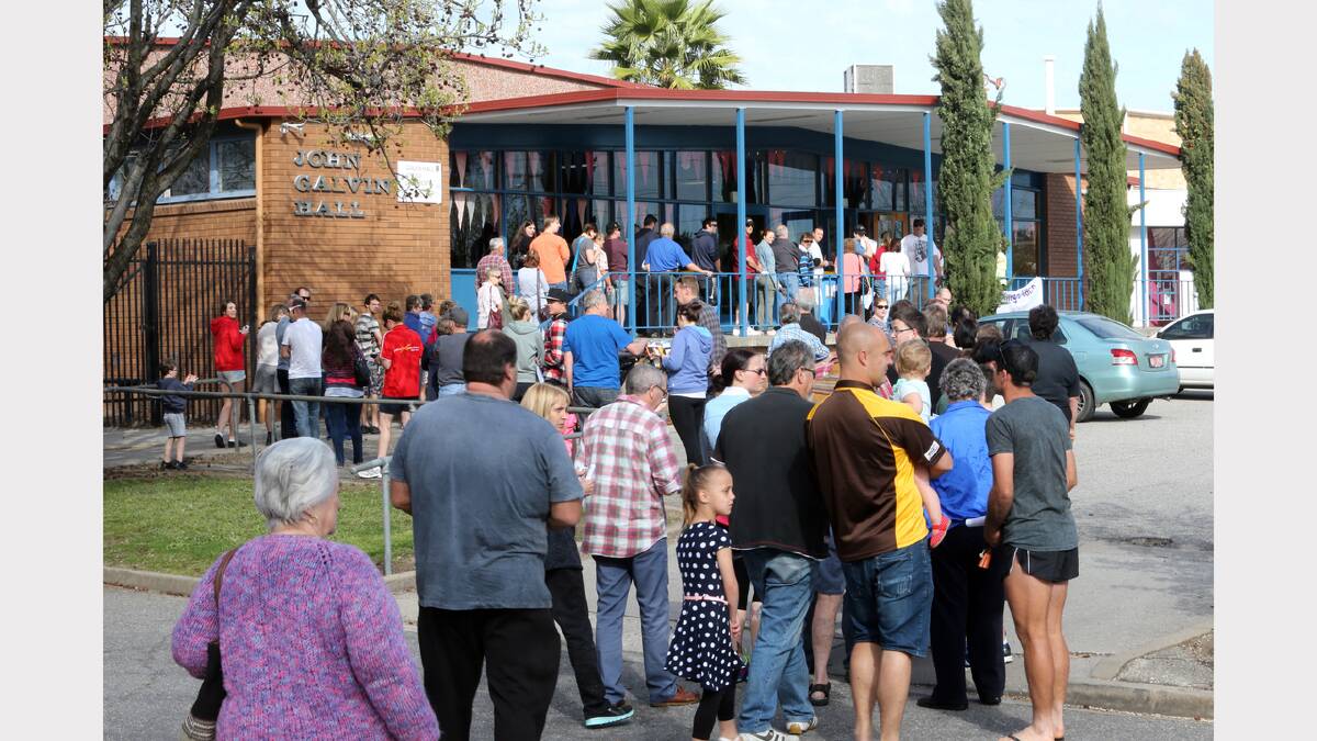 A big line up at 9:27am waiting to vote at Wodonga Senior Secondary College.