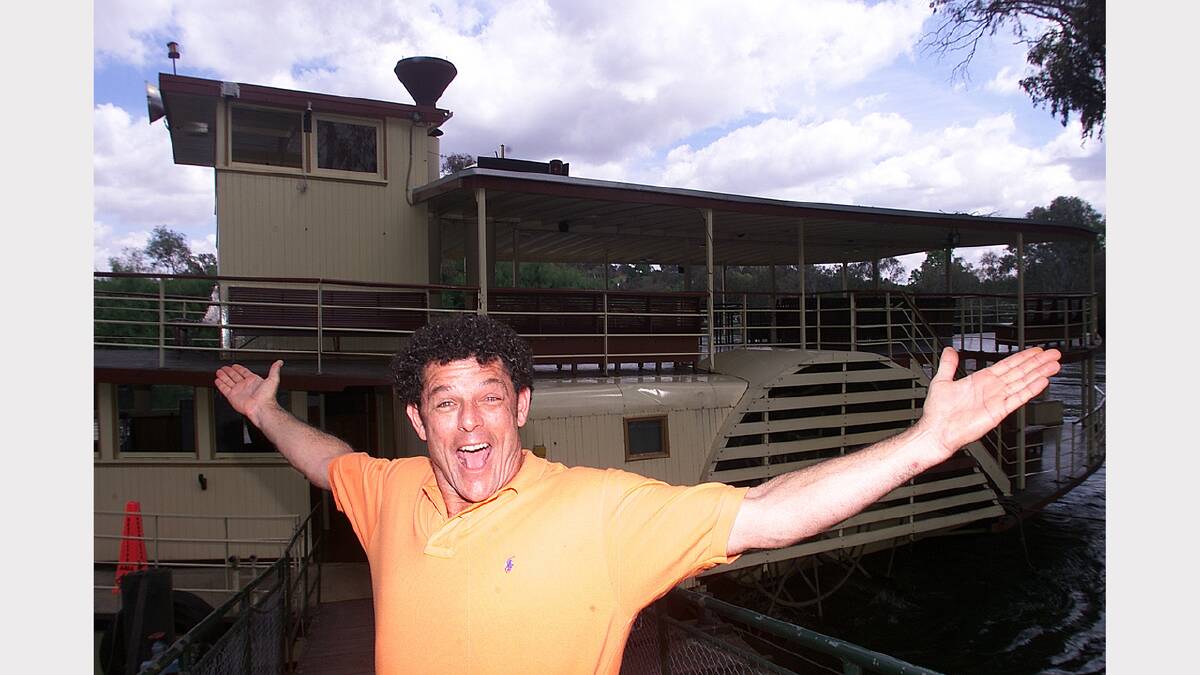 Mike Whitney in Albury to film a show on the Cumberoona and the Murray River. Picture: SIMON DALLINGER