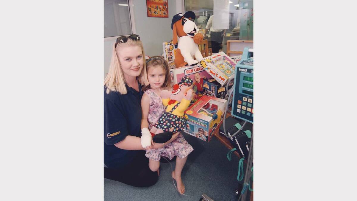 Albury Base Hospital, Lucette Wheatley of Ten Victoria who is donating Christmas gifts to children in hospital and Danielle Scott, 5, of Albury who broke her arm on a trampoline. Picture: PETER MERKESTYEN