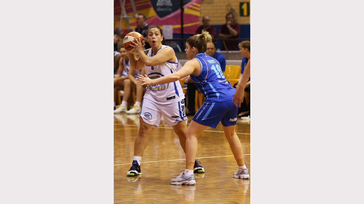 Sydney's Alicia Poto looks for options as Canberra's Nicole Hunt defends.