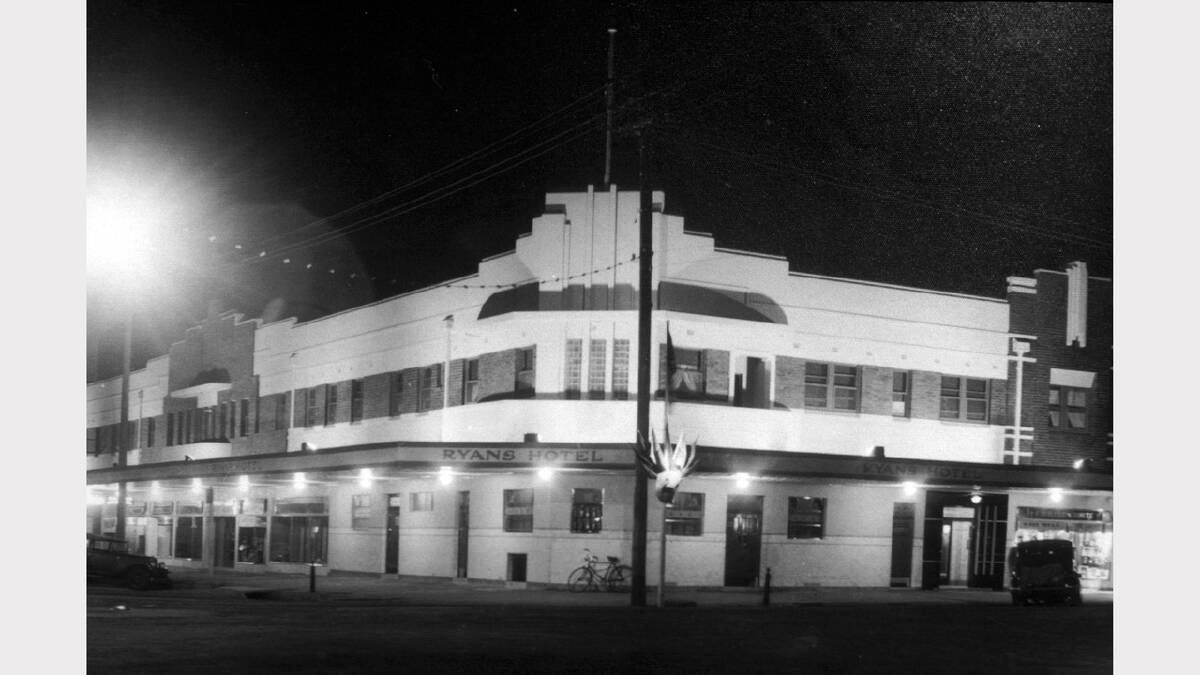 Ryan’s Market Hotel, an art deco building of the late Thirties (corner of Dean and Olive streets).
