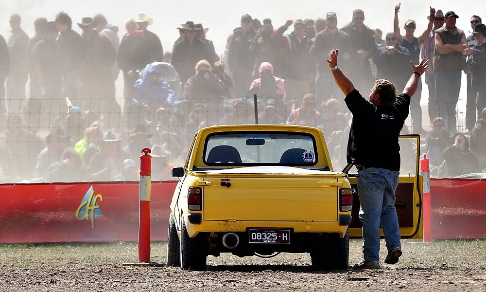 Bob Waldner salutes the crowd after his winning run in the National Circle Work Championships at the Deniliquin Ute Muster. Picture: JOHN RUSSELL