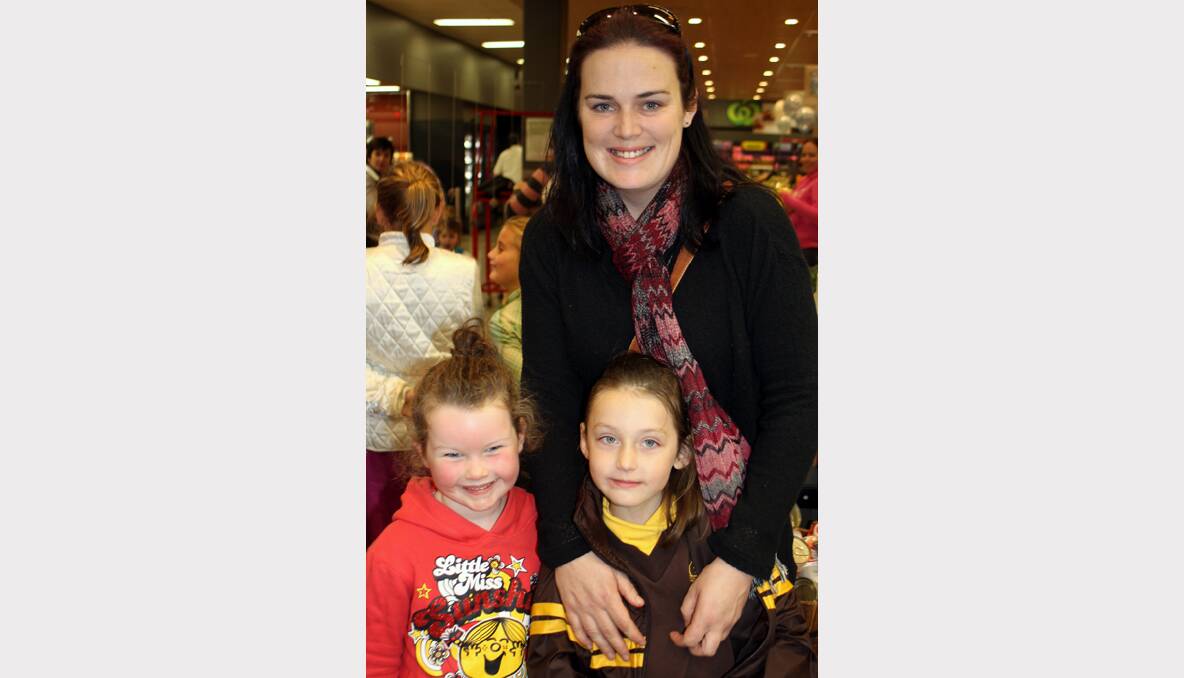 Lilly Daley, Lorinda Summerill and Eliza Summerill at Safeway Thurgoona's Winter Wonderland.