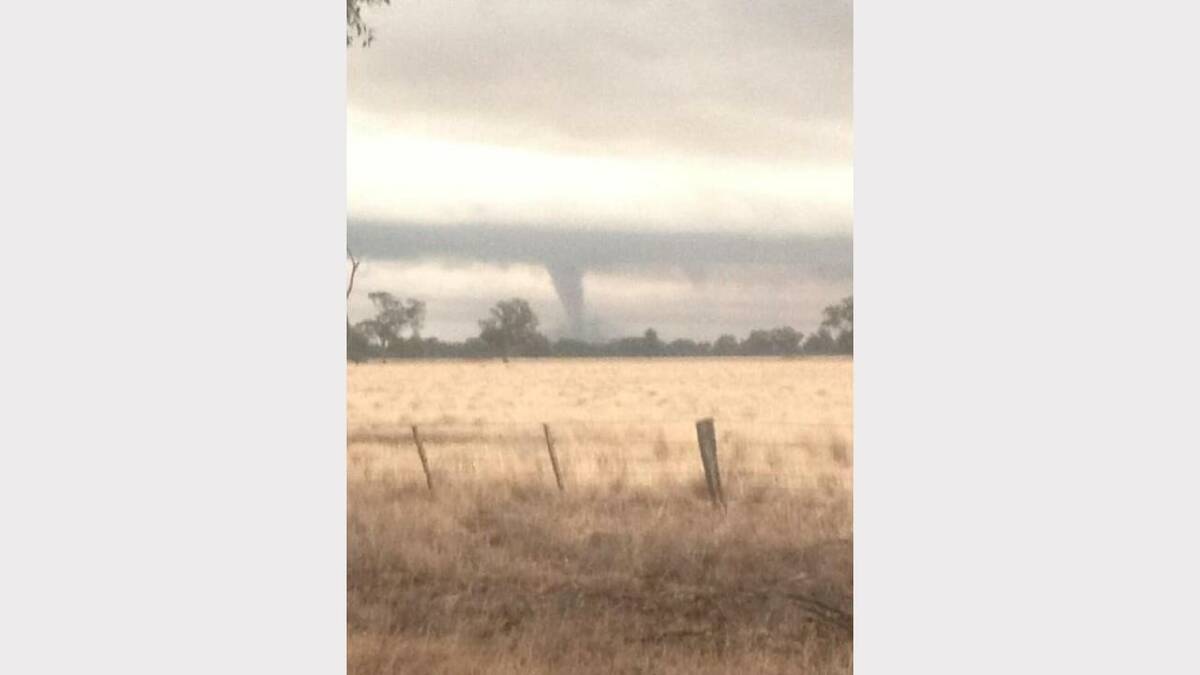 Photo of the Tornado over Mulwala, tweeted by Yarrawonga's Stephen Hicks (@shicksyarra)