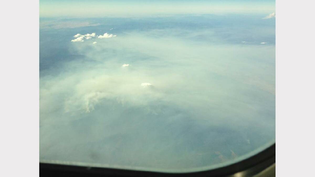 Chris Riddell (@Chrisriddell) tweeted: "Just flying in on @FlyAirNZ across Victoria and seen the fires at Mt Feathertop"