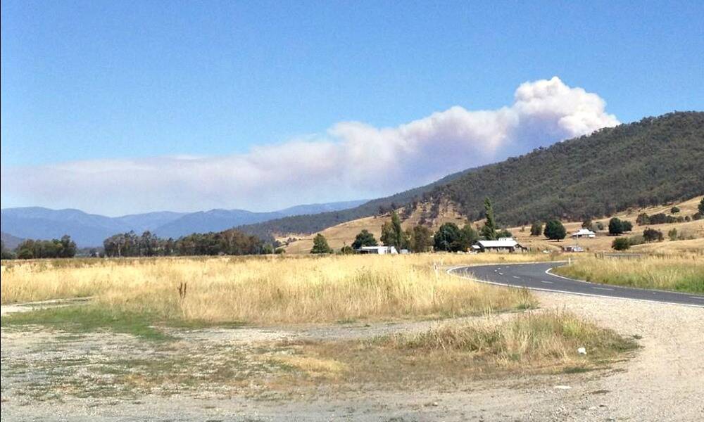 @happytegs tweeted this photos of the Smoko fire form the Kiewa Valley Hwy.
