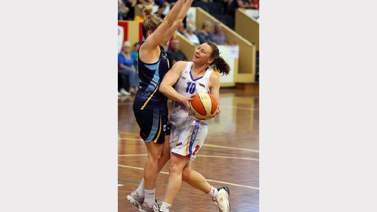 Canberra player Nicole Hunt and Bendigo's Kristi Harrower clash during the WNBL match between Canberra Capitals and Bendigo Spirit at the Lauren Jackson Sports Centre. PICTURE: Matthew Smithwick.