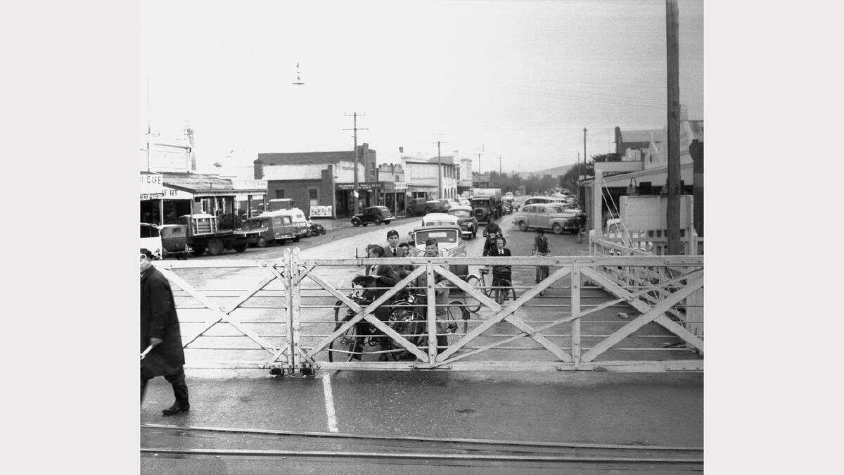High Street, Wodonga Rail Crossing 1954