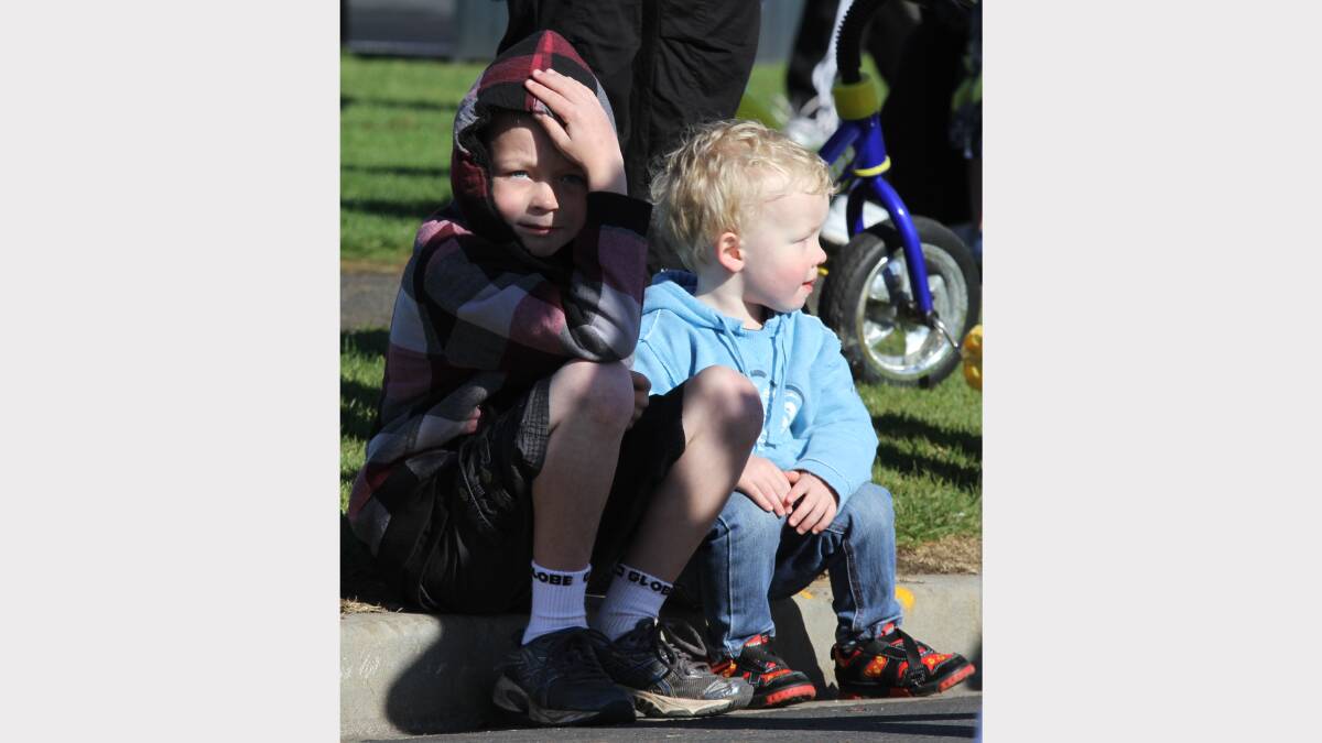 Lochlan 8yrs and Will Hopkins 2 1/2yrs of Spreyton watch the runners. 
