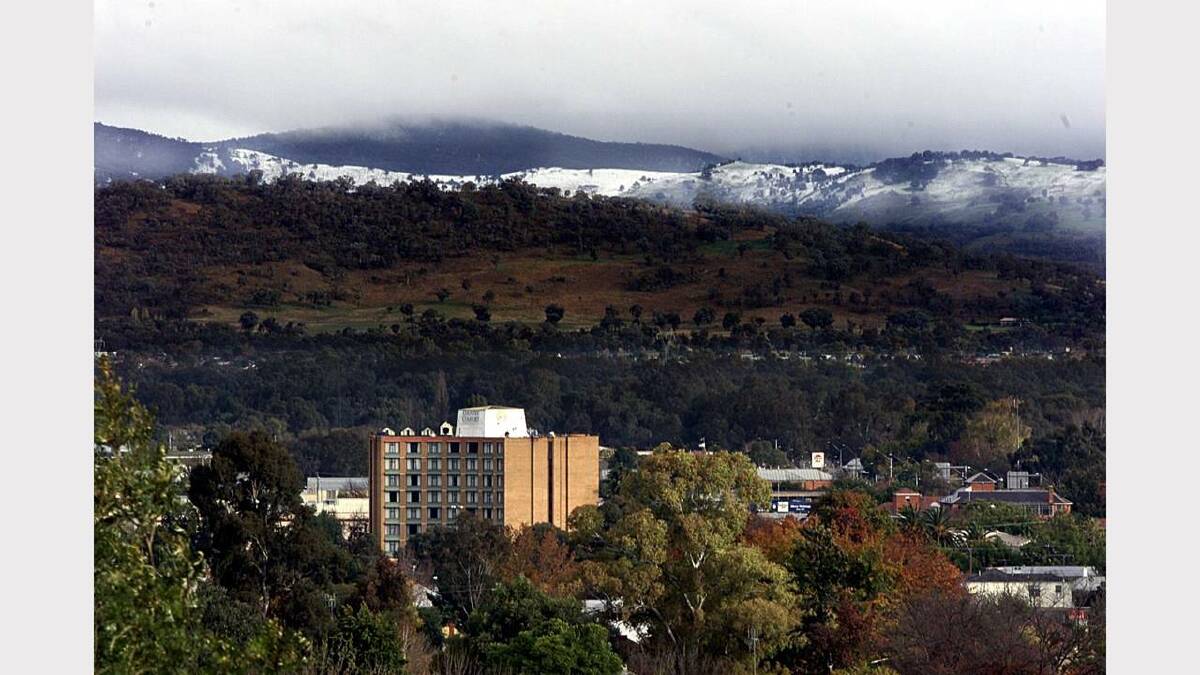 May 2000 - View of snow-covered hills from North Street, Albury