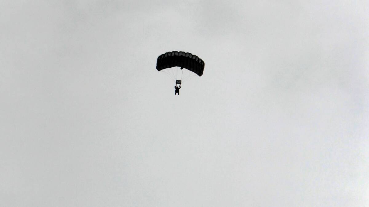 Euroa parachuter plunges to his death 