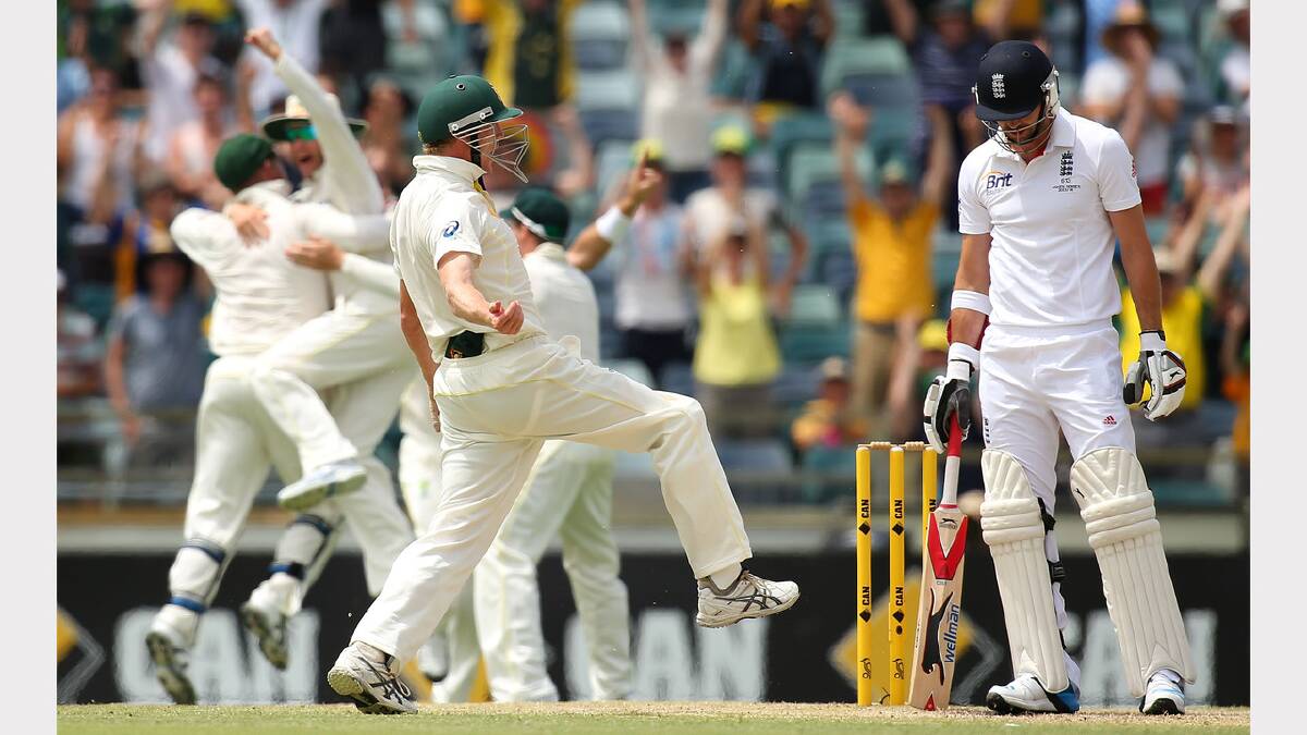 Australia's George Bailey (L) celebrates with teammates after taking the final catch to dismiss England's James Anderson (R) and win their Ashes test cricket series. Picture: REUTERS
