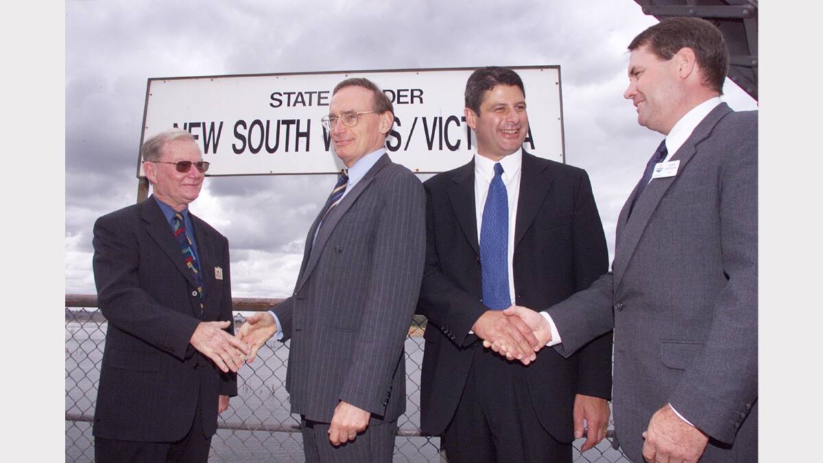 2001 - Wodonga mayor John Watson, Albury mayor Mel read, Victorian Premier Steve Bracks and NSW Premier Bob Carr.