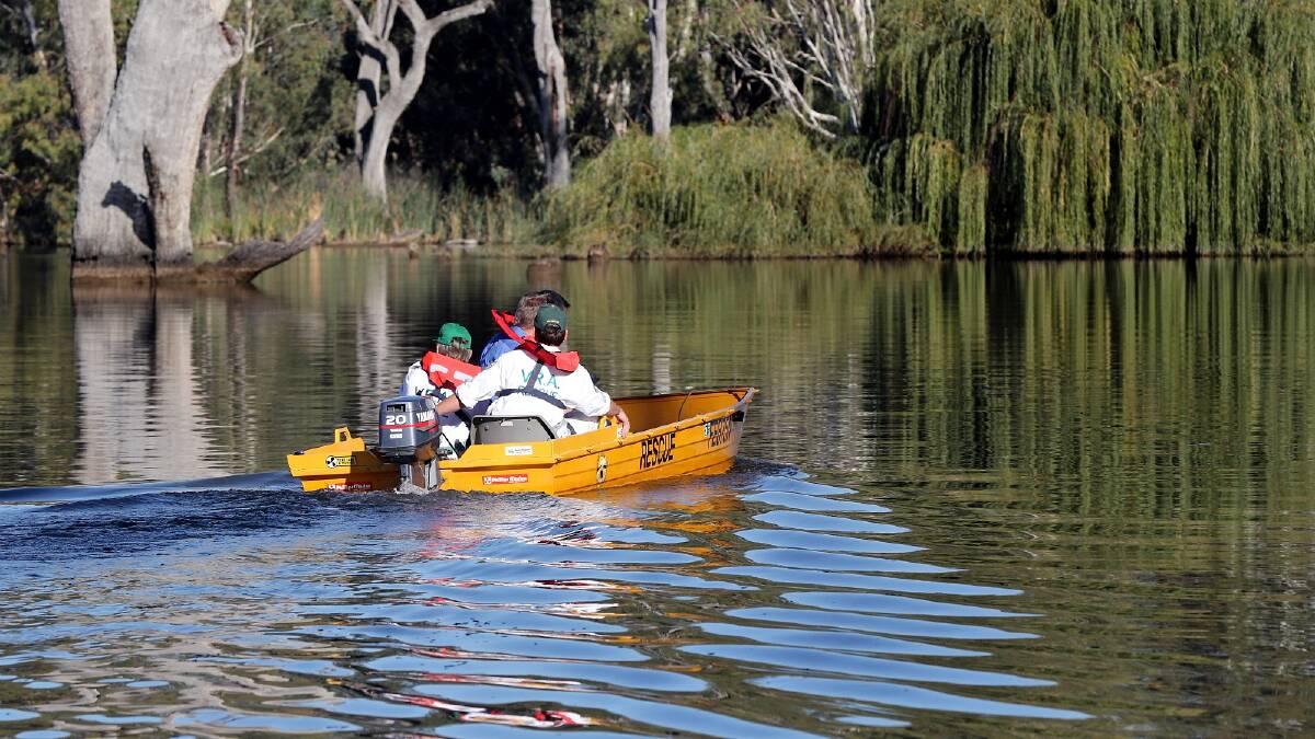 NSW Police from Wagga and VRA members head up river from Bundalong boat ramp to the scene. Picture: JOHN RUSSELL