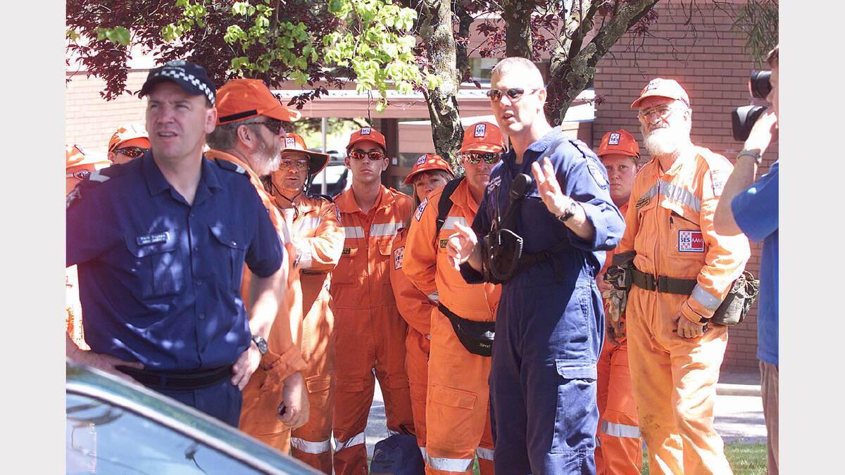 2003 - Myrtleford search & rescue police instructing the SES as to where to search.
