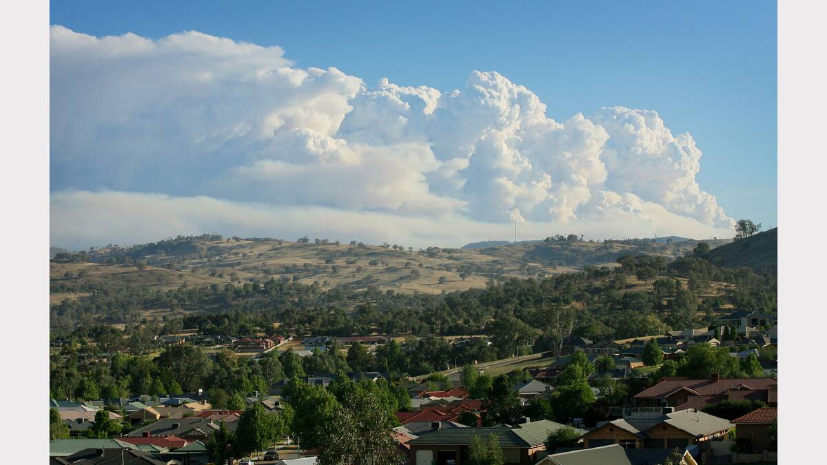 2006 December - Smoke from the Whitfield fires, visible from a housing estate in south Wodonga