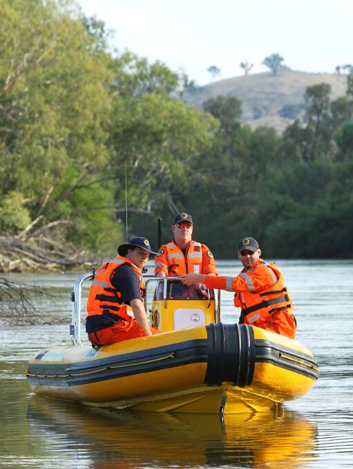 Members of Albury SES take part in a preparedness exercise on the Murray River at Mungabareena Reserve, simulating a search for a missing canoeist.