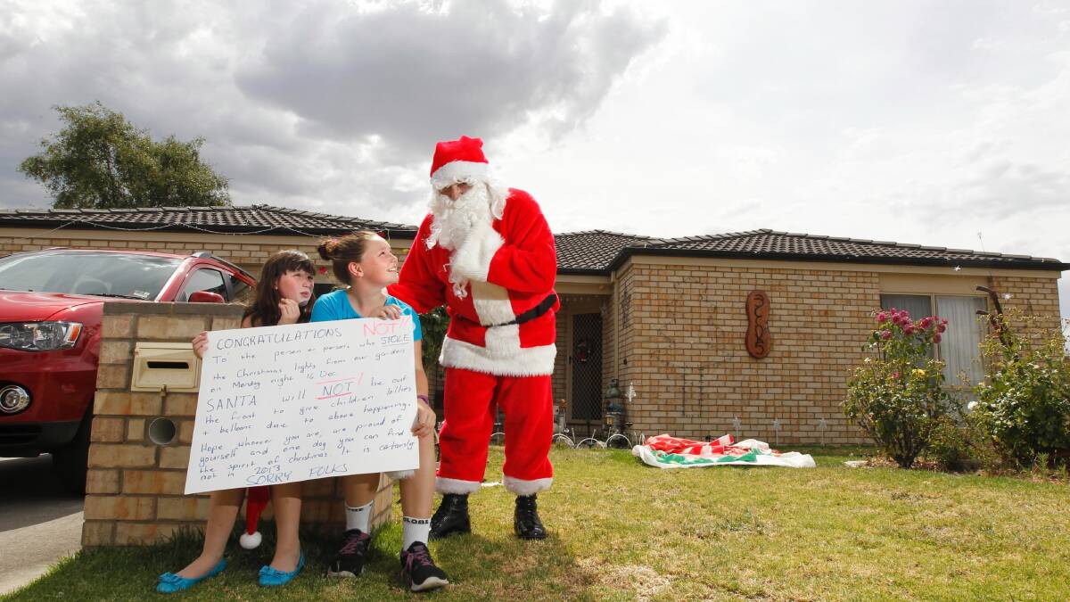 Allan Skinner will again don his Santa suit, with the help of elves Zoey and Hayley Nolan, after neighbours gifted him back his Christmas lights. 
