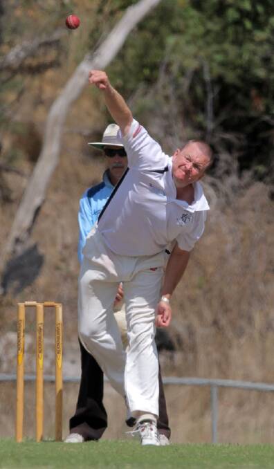 Graeme Edwards bowling for Kiewa against Yackandandah.