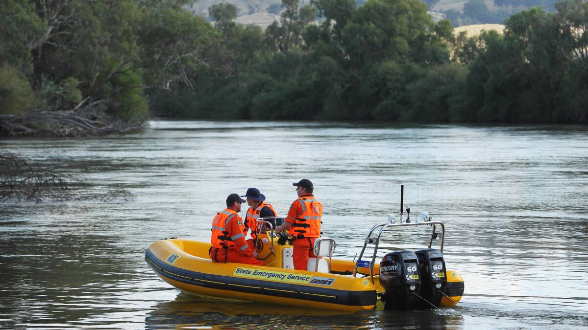 Members of Albury SES take part in a preparedness exercise on the Murray River at Mungabareena Reserve, simulating a search for a missing canoeist.