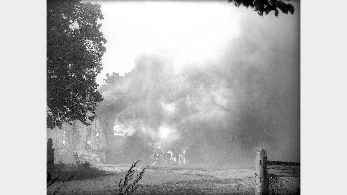 1952 january - Gilmour's Store on fire in Barnawartha bushfire