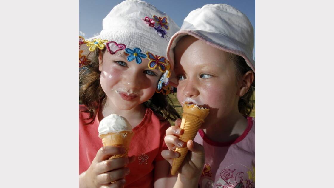 2009 - Cooling down with some ice-cream is Aleisha Coyle, 6, and her twin sister Lauren Coyle, 6, from Wodonga.