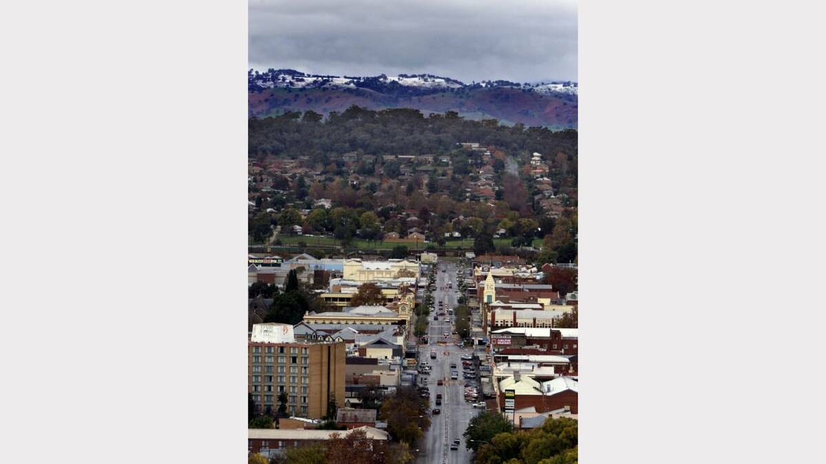 May 2000 - View of snow-covered hills from Dean Street, Albury