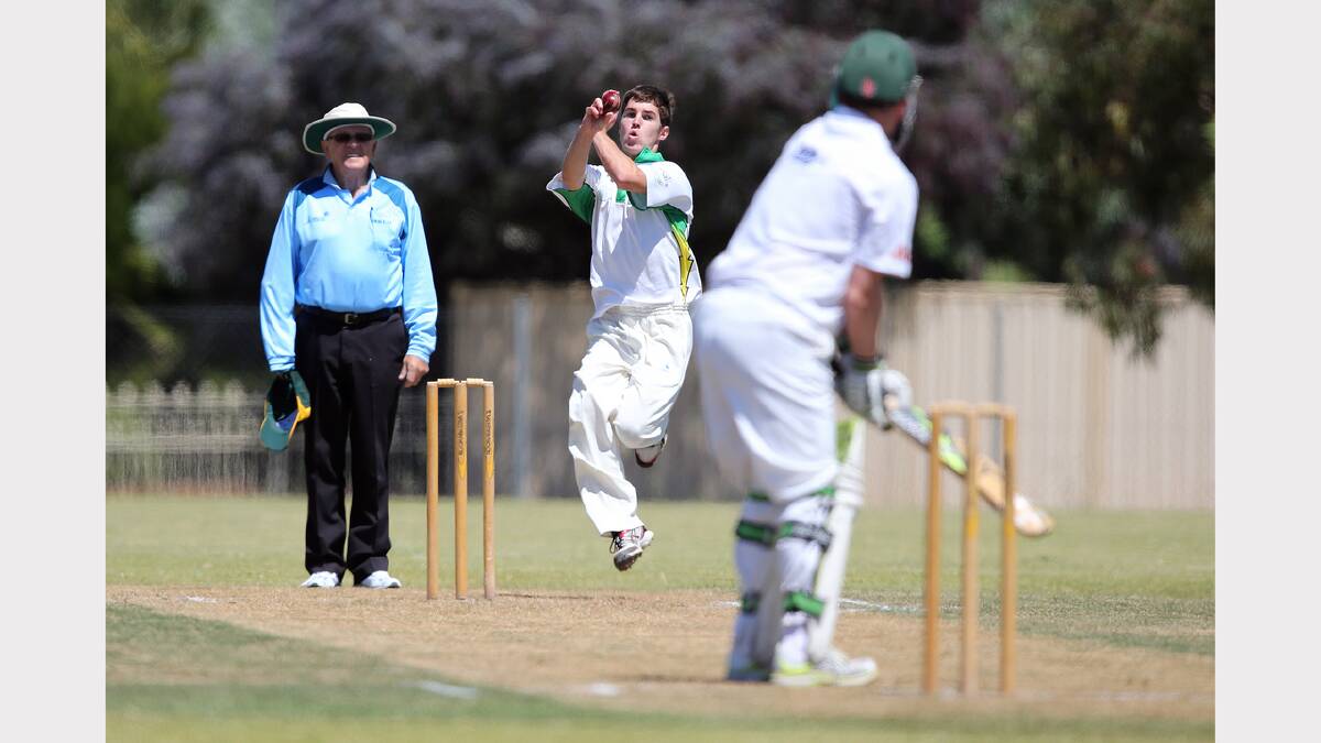 Nick Iaria bowling for Mt Beauty.