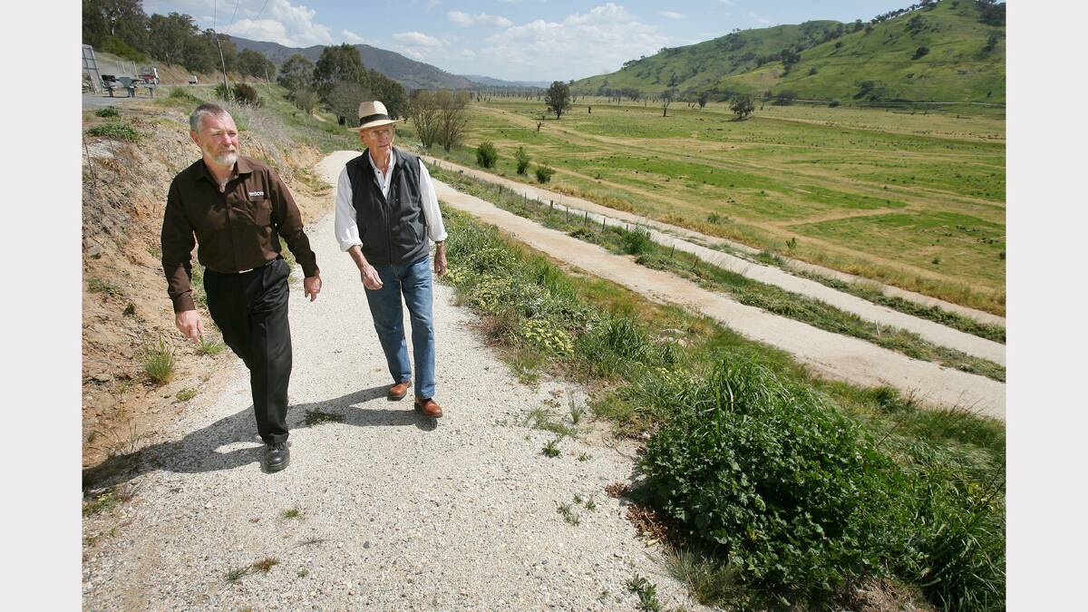 John Hillier and David Pinder, of the Tallangatta Valley Advisory Group, inspecting works along the Murray Valley Highway. (2007)