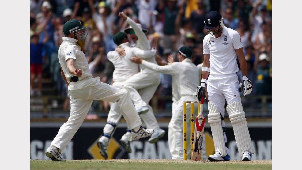 Australia's George Bailey (L) celebrates with teammates after taking the final catch to dismiss England's James Anderson. Picture: REUTERS