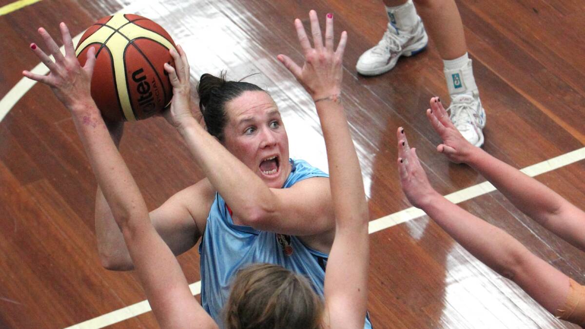 Cougars’ Caroline McCowan eyes the basket, despite Tahnee Cannan’s pressure. Pictures: MARK JESSER 