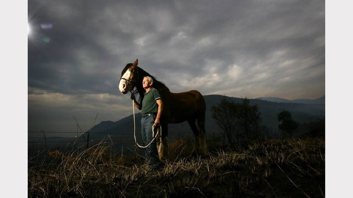 2009 February - Mike Salmon with retired police horse Paddy at Happy Valley Road, where they survived the fires.