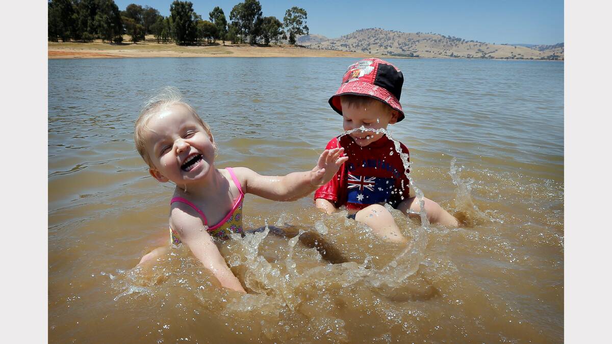 Wodonga's Isabella McCarthy, 2, and Jayden McCarthy, 4, cooling off in Lake Hume as tempratures reached 38 degrees and are set to soar into the mid 40's by the end of the week. Picture: TARA GOONAN
