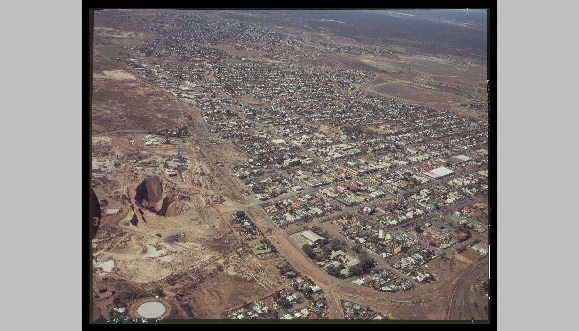 Kalgoorlie and Western Australian gold mines, 1945. Photo: National Archives of Australia
