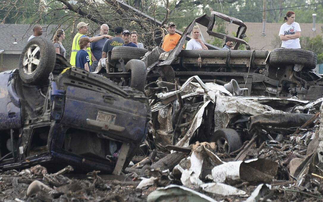 Rescuers search through rubble after a tornado struck Moore, Oklahoma, May 20, 2013. Photo: REUTERS/Gene Blevins